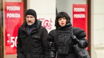 Mirela Holy i Sini&scaron;a Bužan pro&scaron;etali centrom Zagreba u savr&scaron;enom monokromatskom spoju