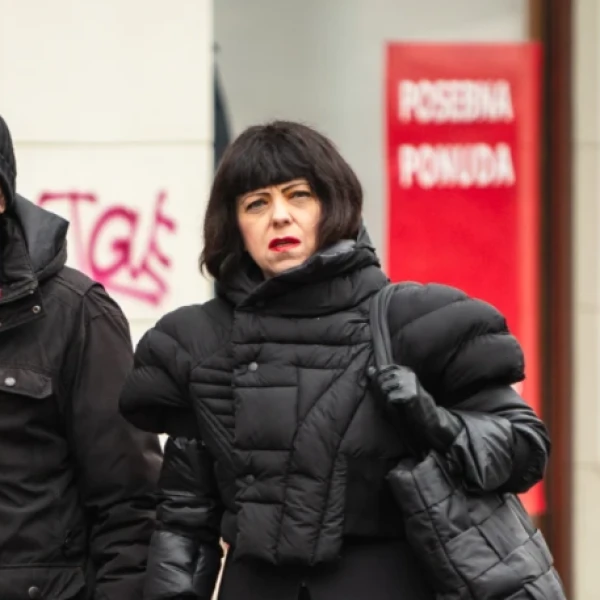 Mirela Holy i Sini&scaron;a Bužan pro&scaron;etali centrom Zagreba u savr&scaron;enom monokromatskom spoju