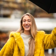 Kao sunce u kolovozu: Outfit sa &scaron;pice koji je razbio zimsko sivilo