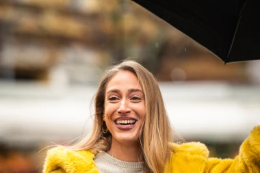 Kao sunce u kolovozu: Outfit sa &scaron;pice koji je razbio zimsko sivilo