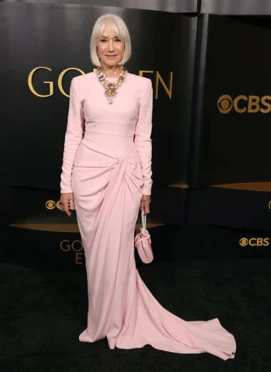 Ružičasti glamur Helen Mirren: Haljina koja savr&scaron;eno pristaje svakom tipu kose!