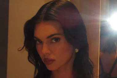 Misteriozna objava Kendall Jenner: Novim selfiejima uzburkala duhove