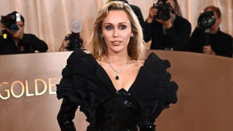 Miley Cyrus na Zlatnim globusima u dramatičnoj haljini: Golemi zaručnički prsten ukrao svu pažnju