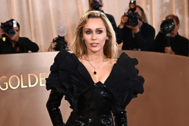 Miley Cyrus na Zlatnim globusima u dramatičnoj haljini: Golemi zaručnički prsten ukrao svu pažnju
