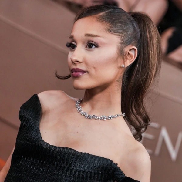 Povratak konjskog repa: Ariana Grande na Zlatnim globusima podsjetila na svoj ikonični look