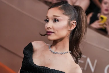 Povratak konjskog repa: Ariana Grande na Zlatnim globusima podsjetila na svoj ikonični look
