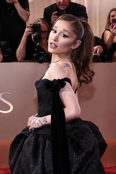 Povratak konjskog repa: Ariana Grande na Zlatnim globusima podsjetila na svoj ikonični look