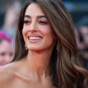 Od Vintage Diora do crvene Balmain haljine: Amal Clooney i njeni najsjajniji modni trenuci
