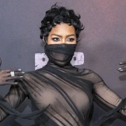 Poput seksi bočice parfema: Misteriozni outfit Teyane Taylor pomiče granice