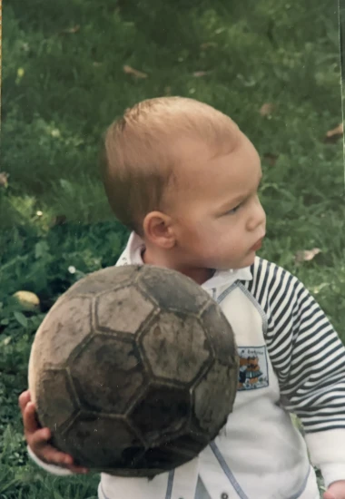 Nikad nećete pogoditi tko je ova slatka beba s fotke! Uskoro ćemo ga gledati kako traži ljubav