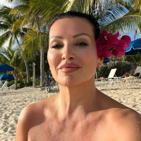 Nina Badrić pobjegla na Karibe: Zimsku bundu zamijenila zanimljivim kupaćim kostimom