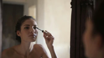 Povratak smeđe maskare: Suptilan beauty trend koji obožavamo