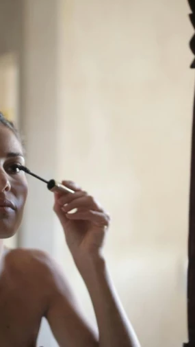 Povratak smeđe maskare: Suptilan beauty trend koji obožavamo