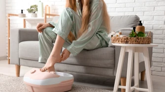 Zimska njega stopala: Kako se rije&scaron;iti suhih i ispucalih peta u 3 laka koraka