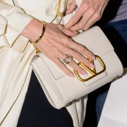 Od Prada Pouch do Valentino Garavani: Ove luksuzne torbe nosit će se 2026.