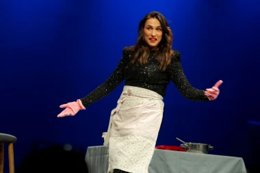 Emocije, smijeh i suze u Maloj dvorani Lisinskog: Premijera predstave 'MARE #ženamajkaglumica' dirnula publiku do posljednjeg daha