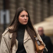 Ovako se nosi bež: Djevojka sa &scaron;pice u kombinaciji koju želimo kopirati