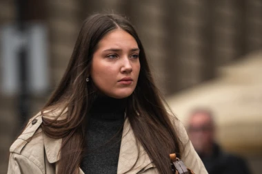 Ovako se nosi bež: Djevojka sa &scaron;pice u kombinaciji koju želimo kopirati