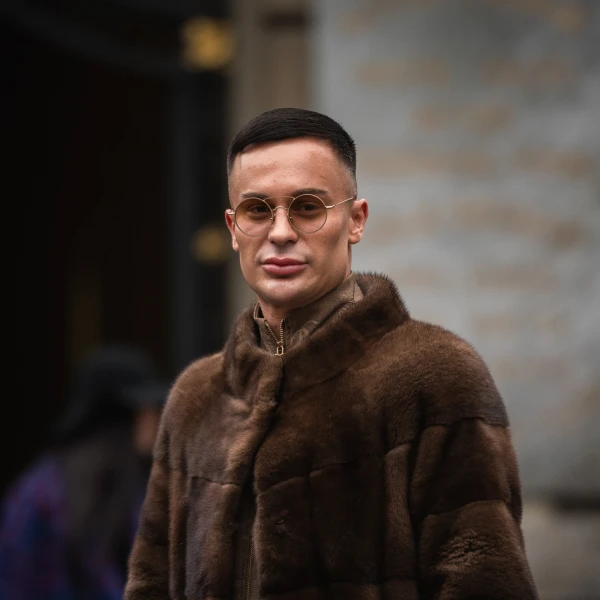 Mu&scaron;karac iz Zagreba u kombinaciji kakvu ne viđamo često: Krzno i torbica iz snova