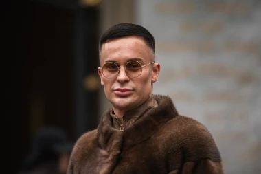 Mu&scaron;karac iz Zagreba u kombinaciji kakvu ne viđamo često: Krzno i torbica iz snova