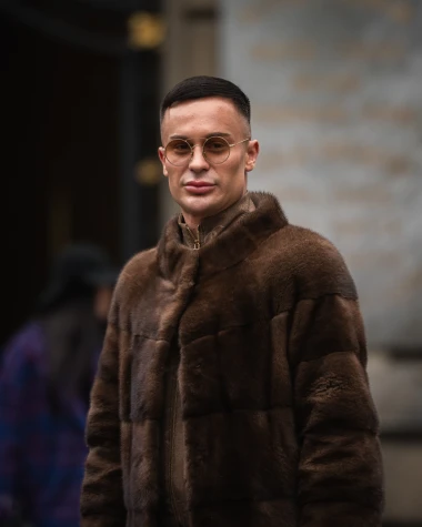 Mu&scaron;karac iz Zagreba u kombinaciji kakvu ne viđamo često: Krzno i torbica iz snova