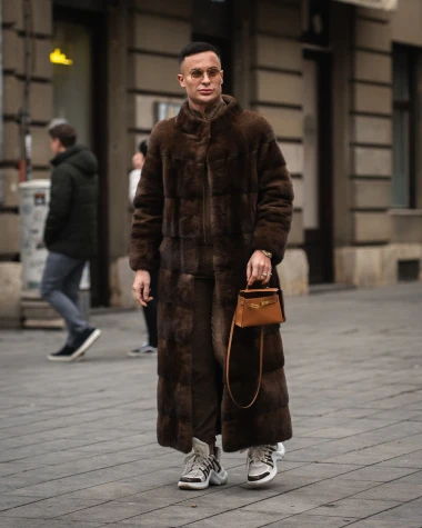 Mu&scaron;karac iz Zagreba u kombinaciji kakvu ne viđamo često: Krzno i torbica iz snova