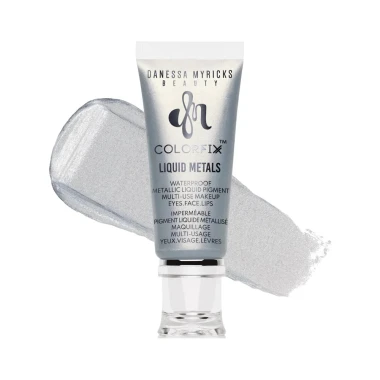 Srebrni kapci, metalik usne i futuristički sjaj: Makeup trend koji obilježava godinu