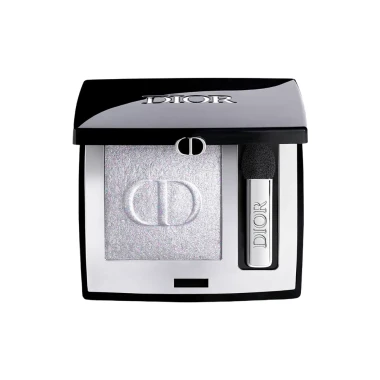 Srebrni kapci, metalik usne i futuristički sjaj: Makeup trend koji obilježava godinu