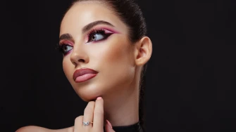 Srebrni kapci, metalik usne i futuristički sjaj: Makeup trend koji obilježava godinu