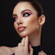 Srebrni kapci, metalik usne i futuristički sjaj: Makeup trend koji obilježava godinu