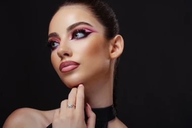 Srebrni kapci, metalik usne i futuristički sjaj: Makeup trend koji obilježava godinu