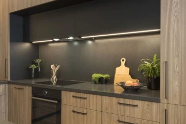 Ideje Mirjane Mikulec: Moderna kuhinja u kojoj se drvo i crna boja savr&scaron;eno nadopunjuju