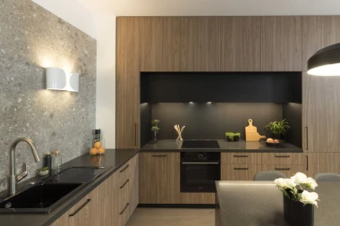 Ideje Mirjane Mikulec: Moderna kuhinja u kojoj se drvo i crna boja savr&scaron;eno nadopunjuju