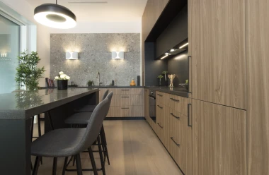 Ideje Mirjane Mikulec: Moderna kuhinja u kojoj se drvo i crna boja savr&scaron;eno nadopunjuju