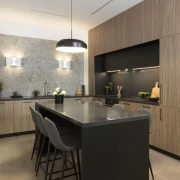 Ideje Mirjane Mikulec: Moderna kuhinja u kojoj se drvo i crna boja savr&scaron;eno nadopunjuju