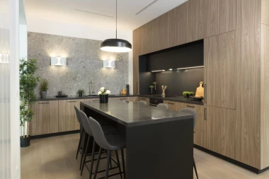 Ideje Mirjane Mikulec: Moderna kuhinja u kojoj se drvo i crna boja savr&scaron;eno nadopunjuju