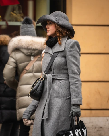 Nova definicija glamura: Dama sa &scaron;pice sivu pretvara u boju elegancije