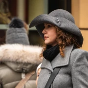 Nova definicija glamura: Dama sa &scaron;pice sivu pretvara u boju elegancije