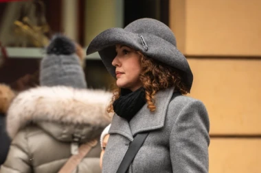 Nova definicija glamura: Dama sa &scaron;pice sivu pretvara u boju elegancije