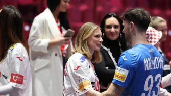 Romantika na parketu: Na&scaron;i rukometa&scaron;i pobjedu proslavili poljupcima s voljenim ženama