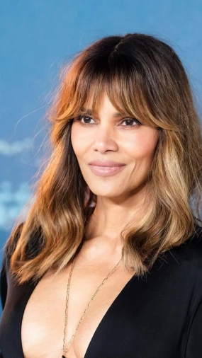 Halle Berry briljira: Zavodljivi dekolte i suknja poput disko kugle s biserima i &scaron;ljokicama