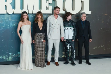 Halle Berry briljira: Zavodljivi dekolte i suknja poput disko kugle s biserima i &scaron;ljokicama