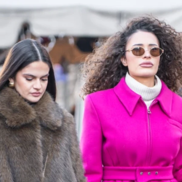 Kaput boje ciklame i savr&scaron;ene čizme privukli pažnju na &scaron;pici: Znamo gdje ih kupiti