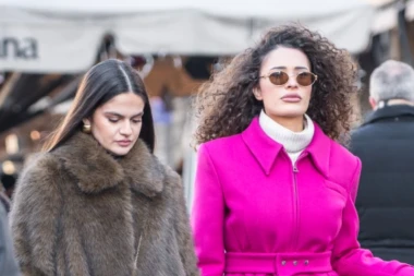 Kaput boje ciklame i savr&scaron;ene čizme privukli pažnju na &scaron;pici: Znamo gdje ih kupiti