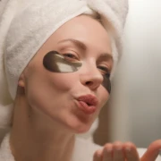 Muče vas tamni kolutovi oko očiju? Evo &scaron;to stvarno djeluje, a &scaron;to je samo marketin&scaron;ki trik