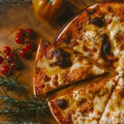 Brzo tijesto za pizzu bez kvasca koje uspijeva svaki put