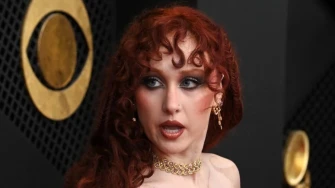 Od haljine koju drže samo bradavice do 'naopake' haljine: Jesu li ovi Grammy outfiti uopće legalni?