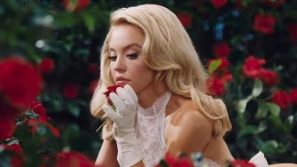 San svakog mu&scaron;karca: Sydney Sweeney uređuje vrt u zavodljivom donjem rublju