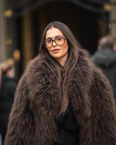 Outfit sa &scaron;pice koji je modni jackpot: Bunda, platforme i torbica skuplja od prosječne plaće