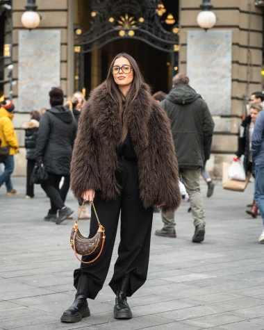 Outfit sa &scaron;pice koji je modni jackpot: Bunda, platforme i torbica skuplja od prosječne plaće